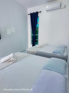 Kampong NyatohPandan Dua D'Penarik的带窗户的客房内的两张床