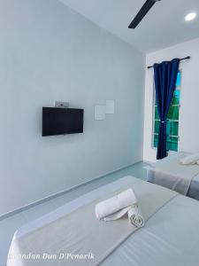 Kampong NyatohPandan Dua D'Penarik的一间白色卧室,配有两张床和一台墙上的电视