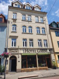 爱尔福特Hotel Garni " Am Domplatz"的一座带酒店式建筑