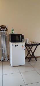 恩潘盖尼Kwesethu Guesthouse的台上冰箱旁的微波炉