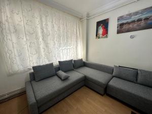 伊斯坦布尔1+1 Flat in Fatih Aksaray的客厅的窗户前设有沙发