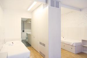 威尼斯Combo Venezia的一间带白色墙壁和两张床的卧室