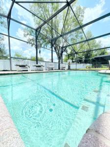奥兰多Clermont Vacation Homes by DWS Vacation的清澈 ⁇ 蓝的室内游泳池