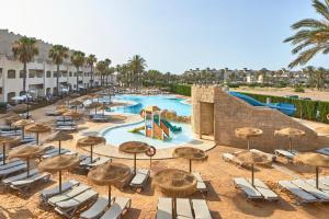 雷塔马尔ALEGRIA Cabo De Gata的一个带游泳池和躺椅的度假胜地
