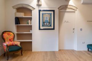 坎丕里亚麦利蒂玛Losanna Suites的一间房间,配有椅子和墙上的绘画作品