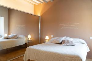 坎丕里亚麦利蒂玛Losanna Suites的一间卧室设有两张床和大镜子