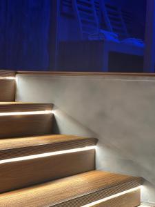 卡索里亚马萨尼尔洛豪华酒店的一套带灯的木楼梯