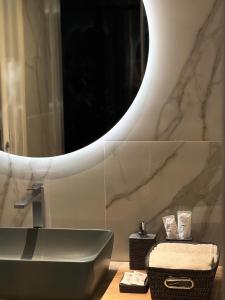 卡索里亚马萨尼尔洛豪华酒店的一间带水槽和镜子的浴室