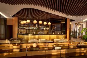 斯普利特AC Hotel by Marriott Split的餐厅设有供应菜肴的酒吧