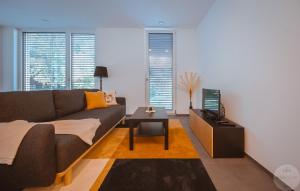 WakeUp Lux-City的客厅配有沙发和桌子