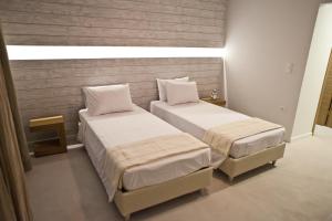 索瓦拉Xanthippi Hotel的小型客房 - 带2张床和窗户