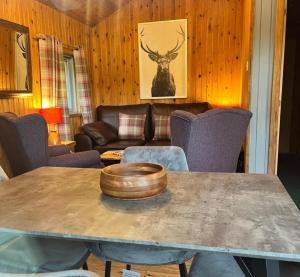 MorenishMilton Bay Luxury lodge wrapped in exceptional scenery的客厅,配有桌子和碗