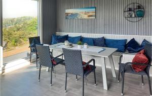 桑讷菲尤尔Stunning Home In Sandefjord With Jacuzzi的一间带桌子和蓝色沙发的用餐室