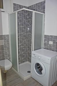 萨尔雷BoaOp Apartaments的一间带卫生间的浴室内的洗衣机