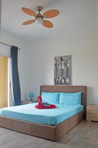 萨尔雷BoaOp Apartaments的一间卧室配有一张带吊扇的床