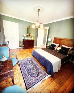 韦纳科L'Alba di Suffia Chb Double的一间卧室配有一张大床和地毯。