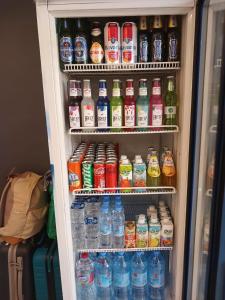 瓦迪穆萨Rose city inn的装满大量瓶装饮料的冰箱