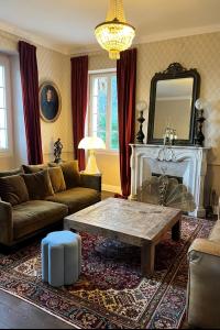 韦纳科L'Alba di Suffia Chb Double的带沙发、桌子和镜子的客厅