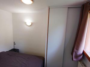 圣费朗索瓦-隆尚Appartement Saint-François-Longchamp, 2 pièces, 4 personnes - FR-1-635-11的一间卧室设有一张床和一个滑动玻璃门