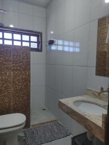 皮雷诺波利斯Pouso Divino dos Pireneus的浴室配有卫生间、盥洗盆和浴缸。