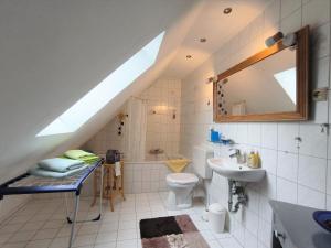 SieverstedtFerienzimmer Neuhaus的白色的浴室设有水槽和卫生间。