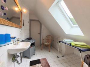 SieverstedtFerienzimmer Neuhaus的白色的浴室设有水槽和窗户。