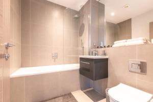 斯坦斯BRAND NEW Apartments with FREE Parking and WIFI!的带淋浴、卫生间和盥洗盆的浴室