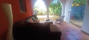 KoungouLes jardins d'Agadir的客厅配有沙发和椅子