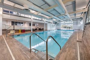 克罗默克罗默乡村俱乐部钻石度假酒店的蓝色海水大型室内游泳池