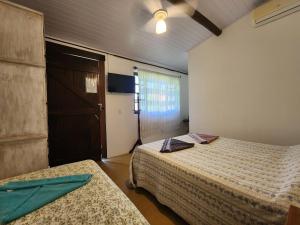 伊利亚贝拉Suíte Água Branca Residencial Exclusive的一间卧室配有两张床和吊扇