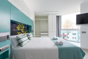 大加那利岛拉斯帕尔马斯Edison Building 103 By CanariasGetaway的一间卧室配有一张大床和毛巾