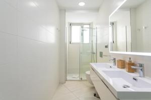 大加那利岛拉斯帕尔马斯Edison Building 103 By CanariasGetaway的白色的浴室设有水槽和淋浴。