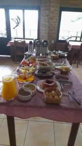 大普拉亚POUSADA ITAIMBÉ的一张桌子,上面有早餐食品和饮料