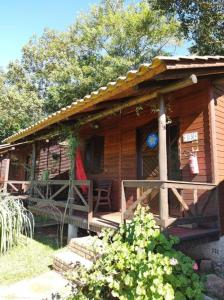 大普拉亚POUSADA ITAIMBÉ的小木屋设有门廊和甲板