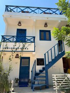 杰里科科拉AZULIKITE的白色的房子,设有蓝色的门和楼梯