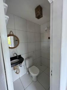 杰里科科拉AZULIKITE的白色的浴室设有卫生间和水槽。