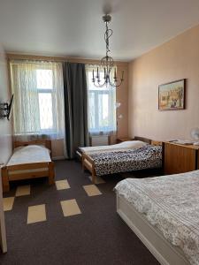 考纳斯Sija's house的一间卧室配有两张床和吊灯。
