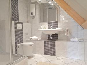 明斯特SMC Muenster的白色的浴室设有水槽和卫生间。
