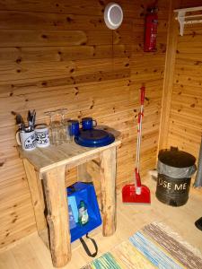 SörsjönOffroadcamp的小木屋内的一张小木桌
