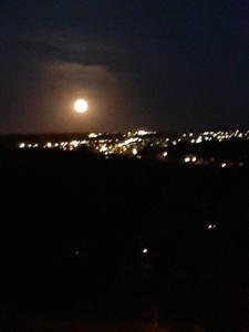 列日Le calme de la prairie de liège的满月夜升过城市
