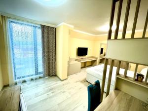 普里莫尔斯科Private apartments Stamopolu lux的客房设有带一张床和电视的卧室。