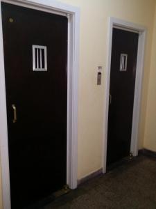 里约热内卢Estúdio Djalma Ulrich 91 2的两个门,在一间有黑色门的房间