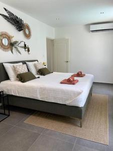 威廉斯塔德Villa Sol A Luna - Mambo Beach的一间卧室配有一张带白色床单的大床