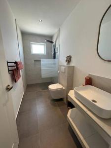 威廉斯塔德Villa Sol A Luna - Mambo Beach的浴室配有白色卫生间和盥洗盆。