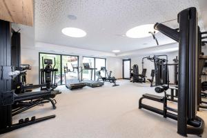 图克斯吉尔奇乐温暖酒店的健身房设有数台跑步机和椭圆机
