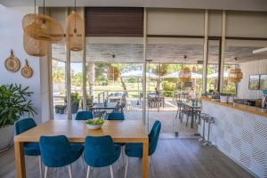 金塔湖Vilar do Golf的一间带木桌和椅子的用餐室