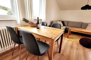 格恩斯巴赫Ferienwohnung Merkurblick的客厅配有木桌和椅子