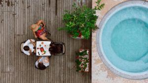 利莫内-苏尔加达Hotel Limone的坐在游泳池旁桌子旁的人的头顶景色