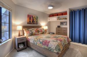 喷泉山Fountain Hills Bungalow West的一间卧室设有一张床和一个窗口