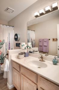 喷泉山Fountain Hills Bungalow West的一间带水槽和大镜子的浴室